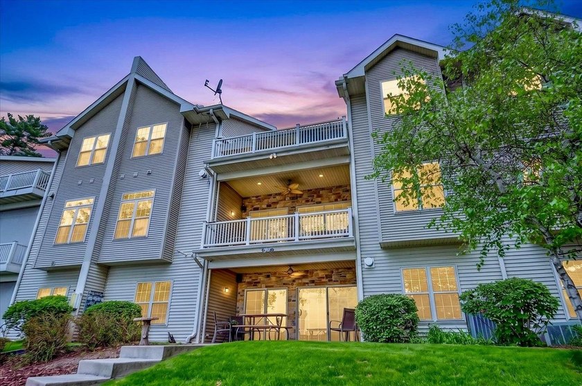 Experience luxury lake living in this beautifully updated Lake - photo 49
