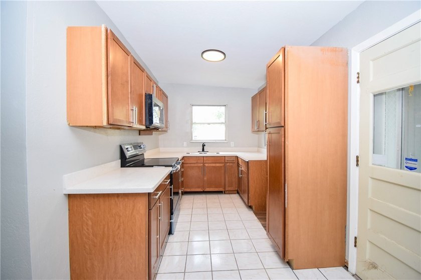 Central location and good schools. This Pretty 3 bedroom, 2 bath - photo 13