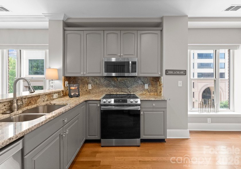 Live in the heart of Uptown Charlotte in this beautiful, sunny - photo 14