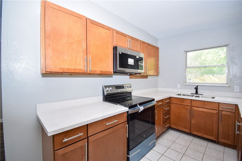 Central location and good schools. This Pretty 3 bedroom, 2 bath - photo 16