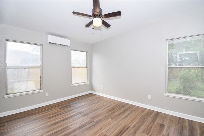 Central location and good schools. This Pretty 3 bedroom, 2 bath - photo 19