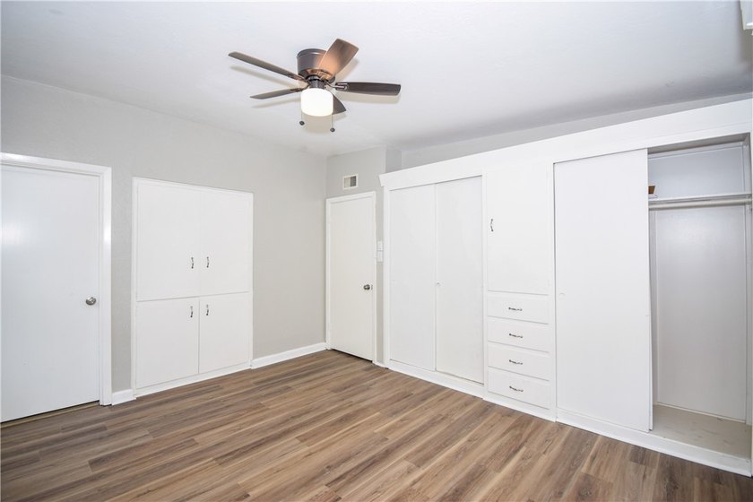 Central location and good schools. This Pretty 3 bedroom, 2 bath - photo 20