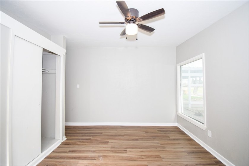Central location and good schools. This Pretty 3 bedroom, 2 bath - photo 27