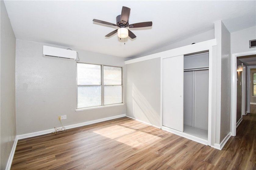 Central location and good schools. This Pretty 3 bedroom, 2 bath - photo 29