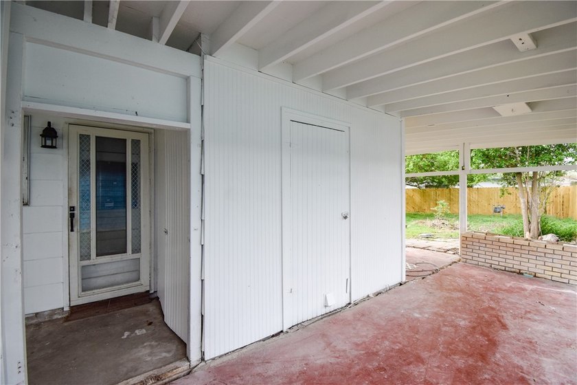 Central location and good schools. This Pretty 3 bedroom, 2 bath - photo 30