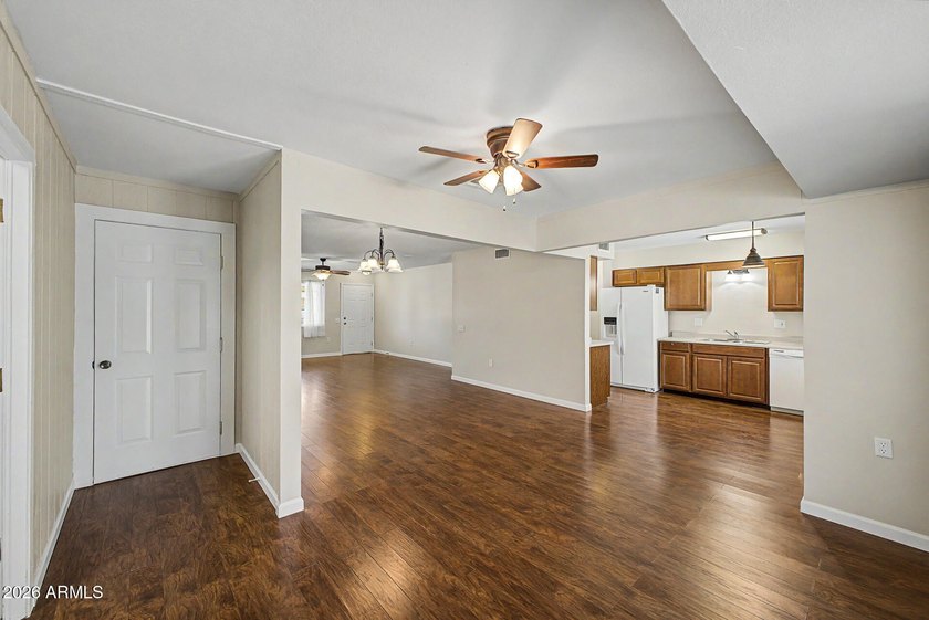 Beautiful 2bd/2bth expanded Woodbury model offering 1,523 square - photo 6