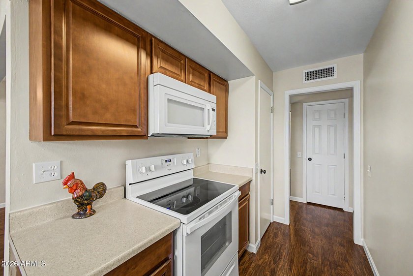 Beautiful 2bd/2bth expanded Woodbury model offering 1,523 square - photo 8