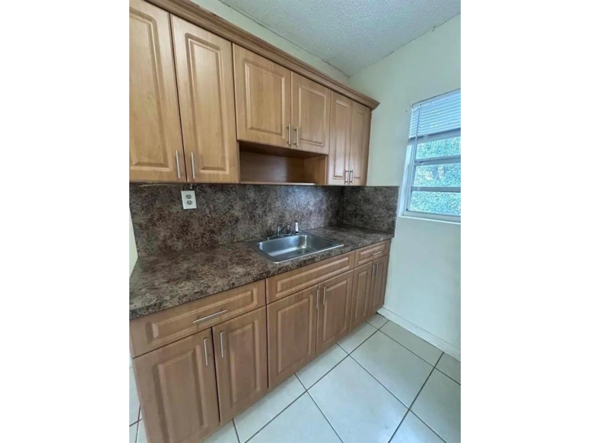 This triplex is a great investment property! Super easy to - photo 3