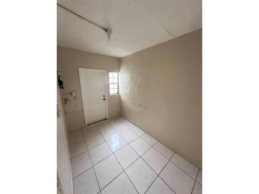 This triplex is a great investment property! Super easy to - photo 5