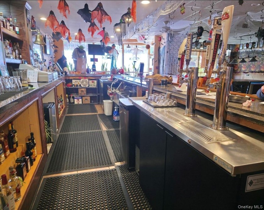 Here is the chance to acquire a successful, turnkey bar - photo 2