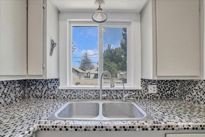Very clean 3-bedroom, 1-bath home in a quiet neighborhood near - photo 12