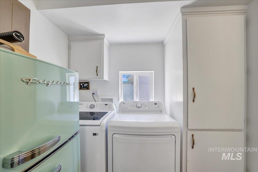Very clean 3-bedroom, 1-bath home in a quiet neighborhood near - photo 13