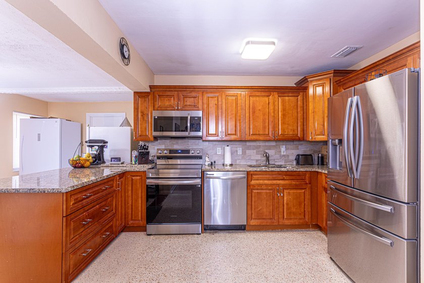 Welcome to your private home in West Palm Beach! This stunning - photo 15