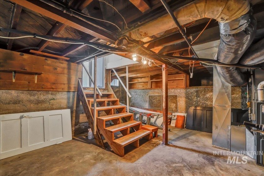 Very clean 3-bedroom, 1-bath home in a quiet neighborhood near - photo 17