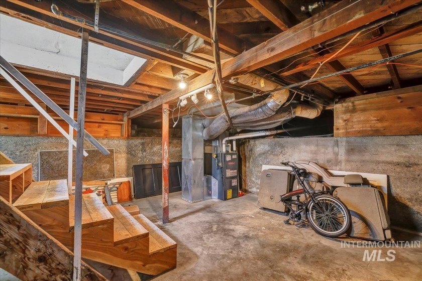 Very clean 3-bedroom, 1-bath home in a quiet neighborhood near - photo 18