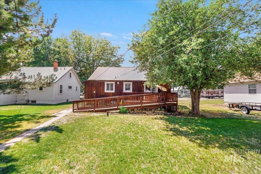 Very clean 3-bedroom, 1-bath home in a quiet neighborhood near - photo 19