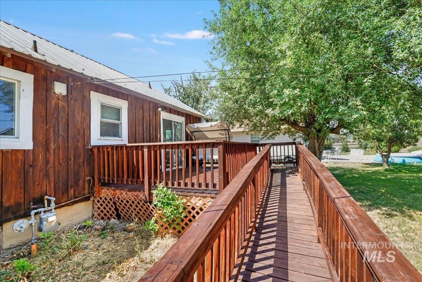 Very clean 3-bedroom, 1-bath home in a quiet neighborhood near - photo 22