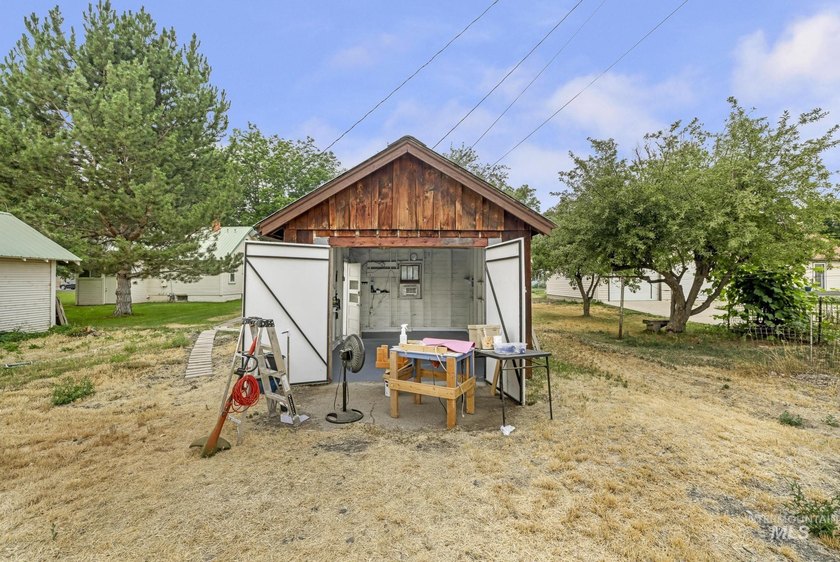 Very clean 3-bedroom, 1-bath home in a quiet neighborhood near - photo 23