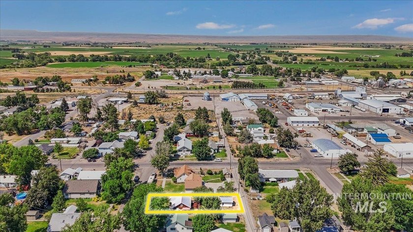 Very clean 3-bedroom, 1-bath home in a quiet neighborhood near - photo 27
