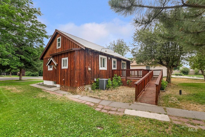 Very clean 3-bedroom, 1-bath home in a quiet neighborhood near - photo 34