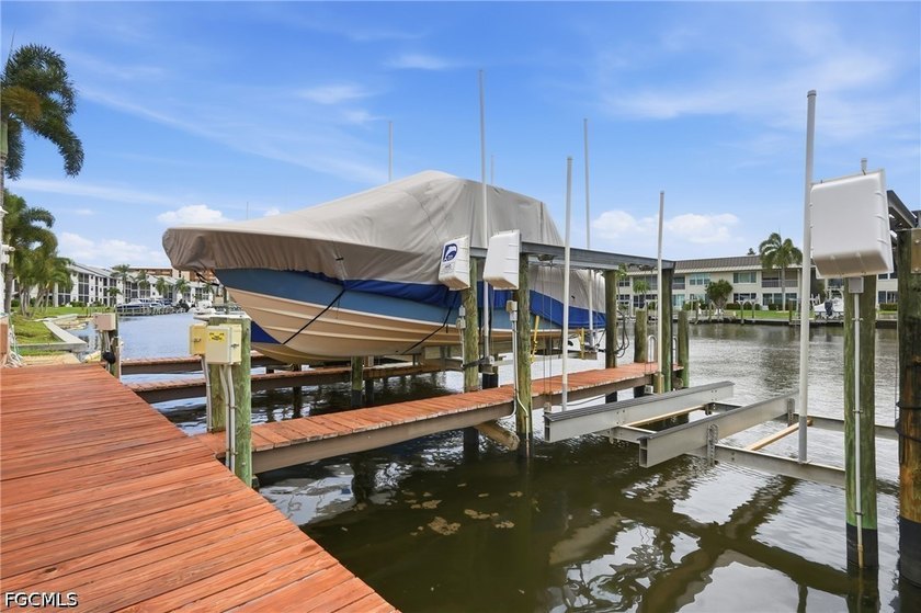 Experience the ultimate Cape Coral waterfront lifestyle at this - photo 3