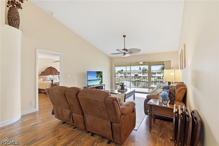 Experience the ultimate Cape Coral waterfront lifestyle at this - photo 4