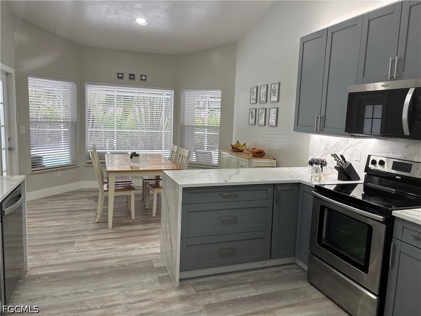 Welcome to this 3 bedroom, 2 1/2 bathroom plus den Fort Myers - photo 8