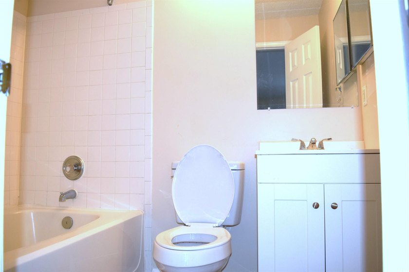 Beautiful upgraded 2 bedroom, 2 bath condo with huge closets and - photo 23