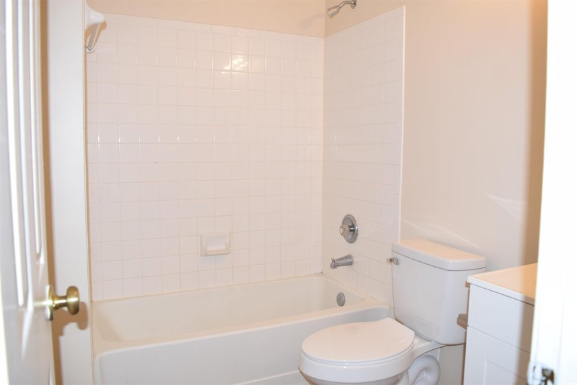 Beautiful upgraded 2 bedroom, 2 bath condo with huge closets and - photo 25