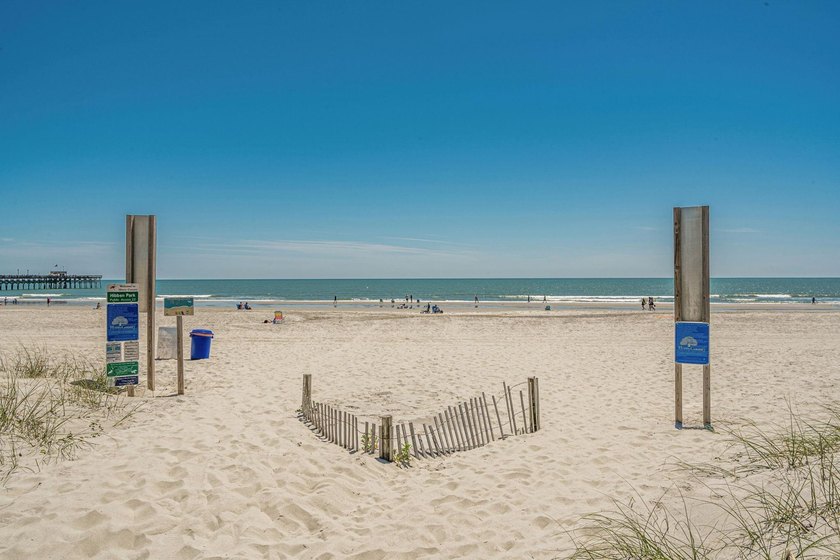 Beautiful upgraded 2 bedroom, 2 bath condo with huge closets and - photo 33