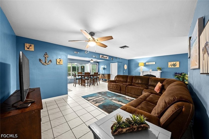 Charming pool home in the highly desirable SE Cape Coral Country - photo 4