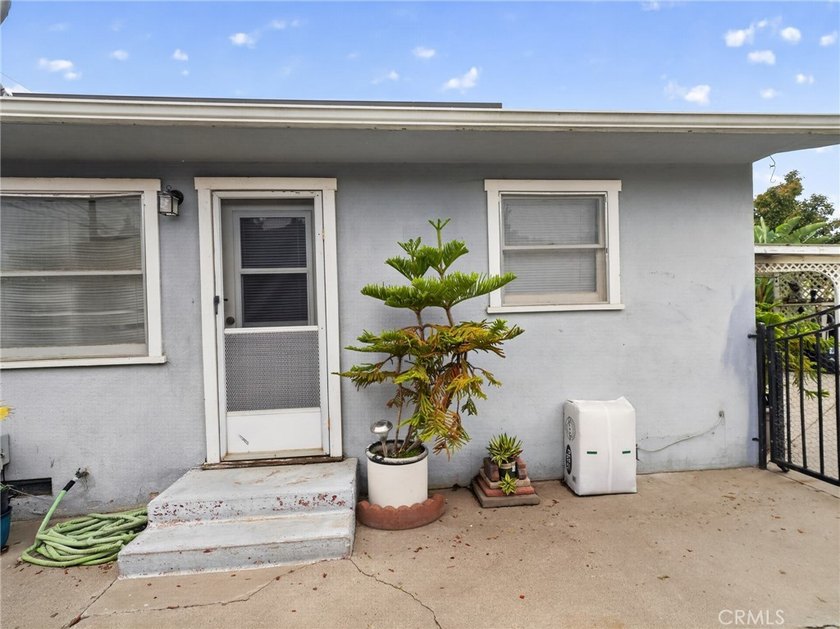 Charming Ventura opportunity! This 3-bedroom, 1-bath home offers - photo 4