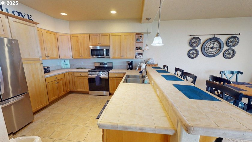 Prime Oceanfront Vacation Rental - Fully Furnished &amp; Turnkey! - photo 8