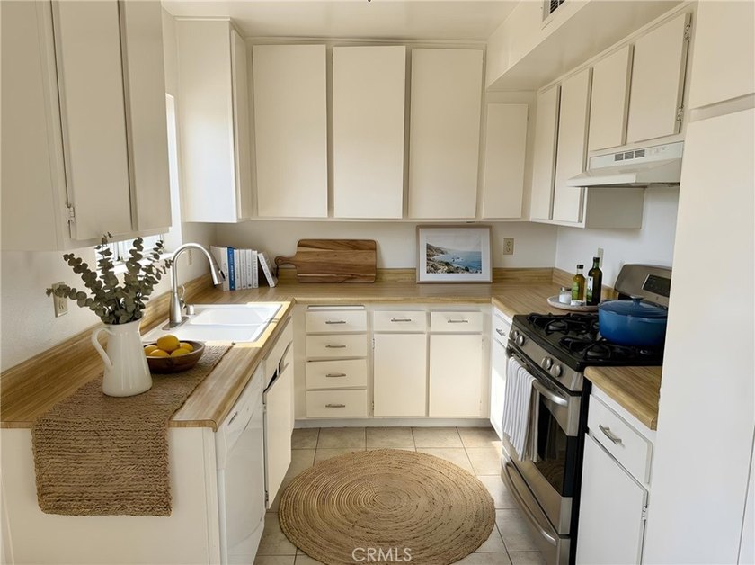 Welcome to Ralston Village, one of Ventura's most sought-after - photo 3