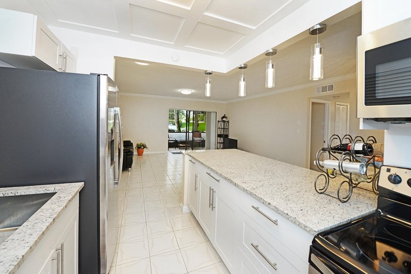 Bright corner unit with tons of natural light and large spacious - photo 2