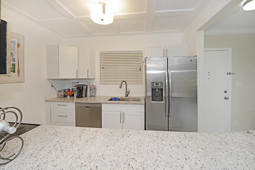 Bright corner unit with tons of natural light and large spacious - photo 3