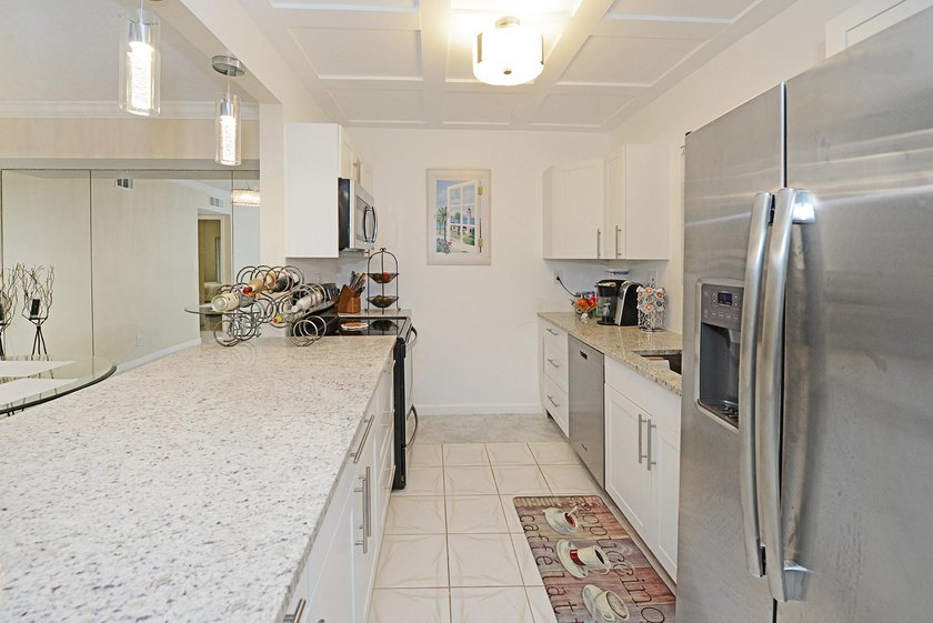 Bright corner unit with tons of natural light and large spacious - photo 4
