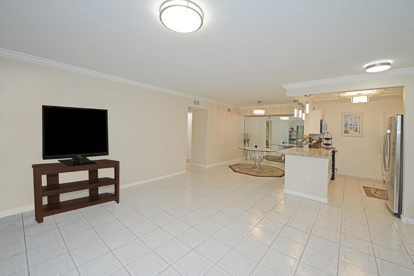 Bright corner unit with tons of natural light and large spacious - photo 6