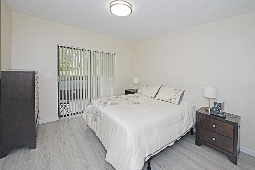 Bright corner unit with tons of natural light and large spacious - photo 9