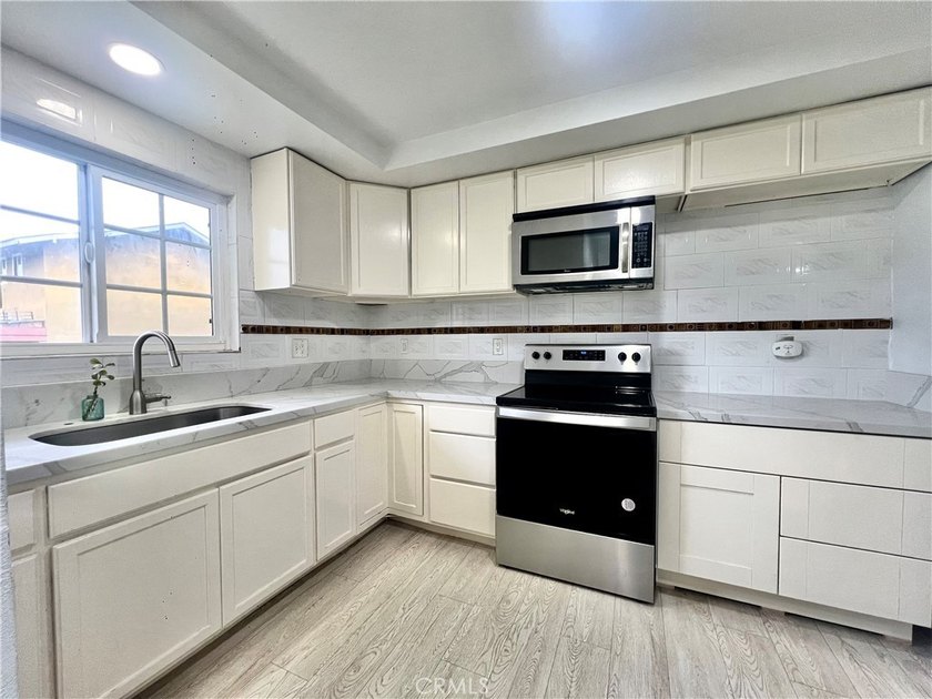 Welcome to this gorgeous turnkey end-unit condo offering 3 - photo 3