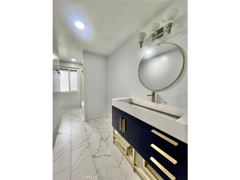 Welcome to this gorgeous turnkey end-unit condo offering 3 - photo 4