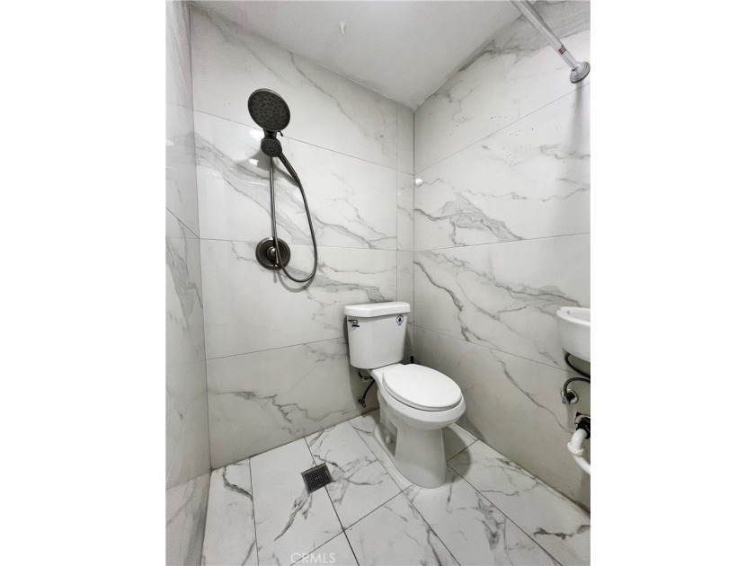 Welcome to this gorgeous turnkey end-unit condo offering 3 - photo 6