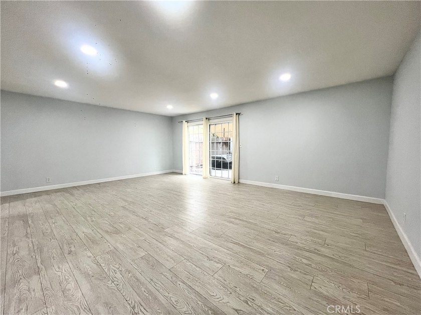 Welcome to this gorgeous turnkey end-unit condo offering 3 - photo 7