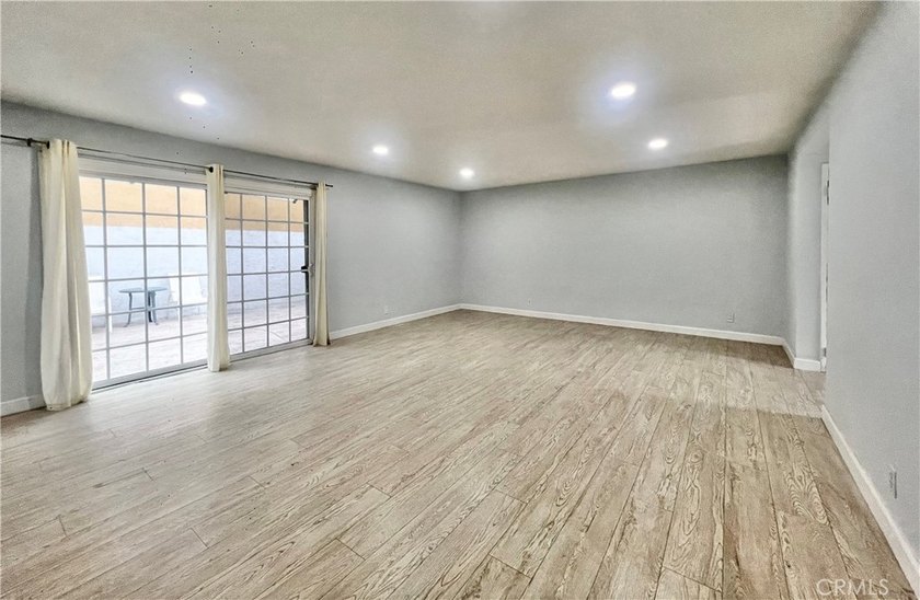 Welcome to this gorgeous turnkey end-unit condo offering 3 - photo 8
