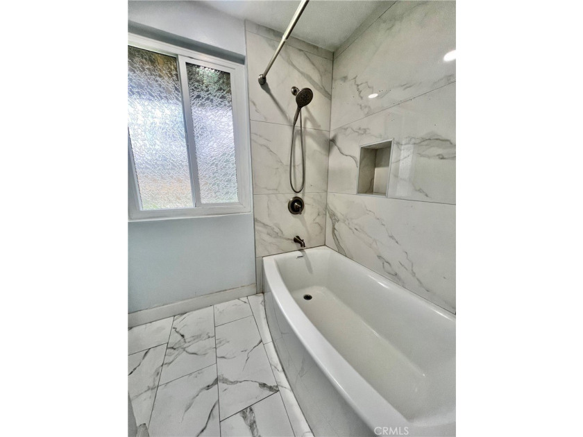 Welcome to this gorgeous turnkey end-unit condo offering 3 - photo 9