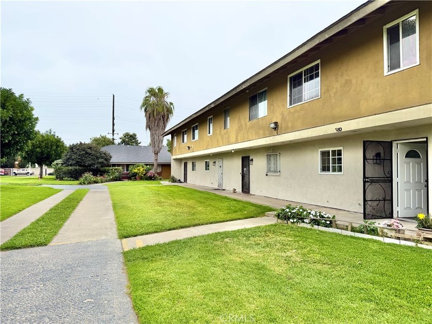 Welcome to this gorgeous turnkey end-unit condo offering 3 - photo 10