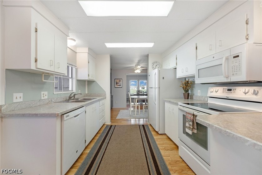 Welcome to your dream home in the prestigious Six Lakes Country - photo 8