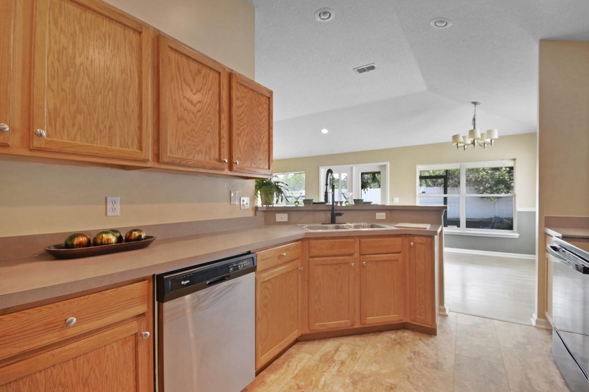 Welcome to 948 Oak Arbor Circle, a beautifully maintained - photo 11