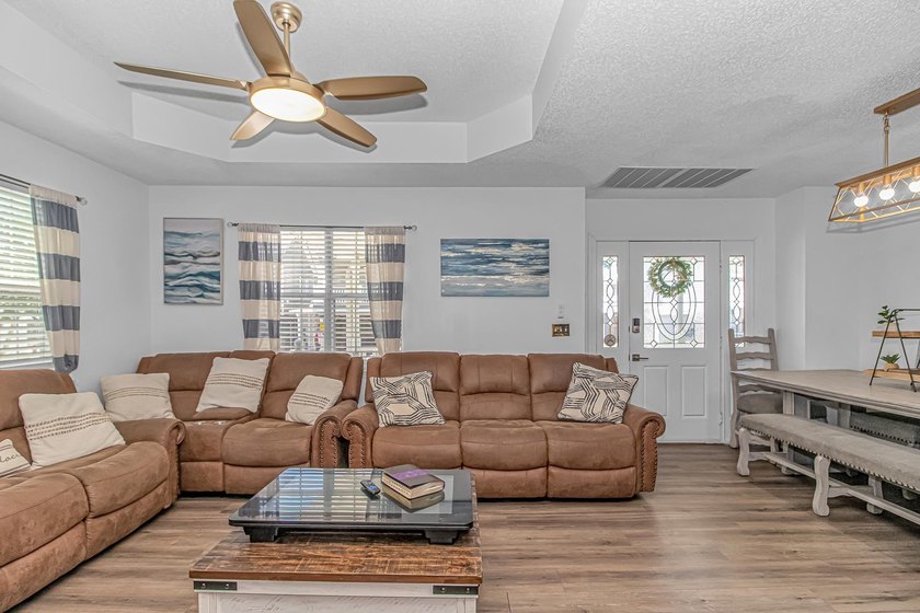 This LAKE FRONT 5 bedroom 3 bath beach house with amazing views - photo 11