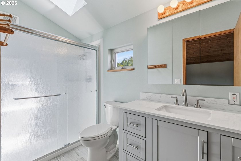 Enjoy the beauty of the Pacific Northwest in this custom-built 4 - photo 20